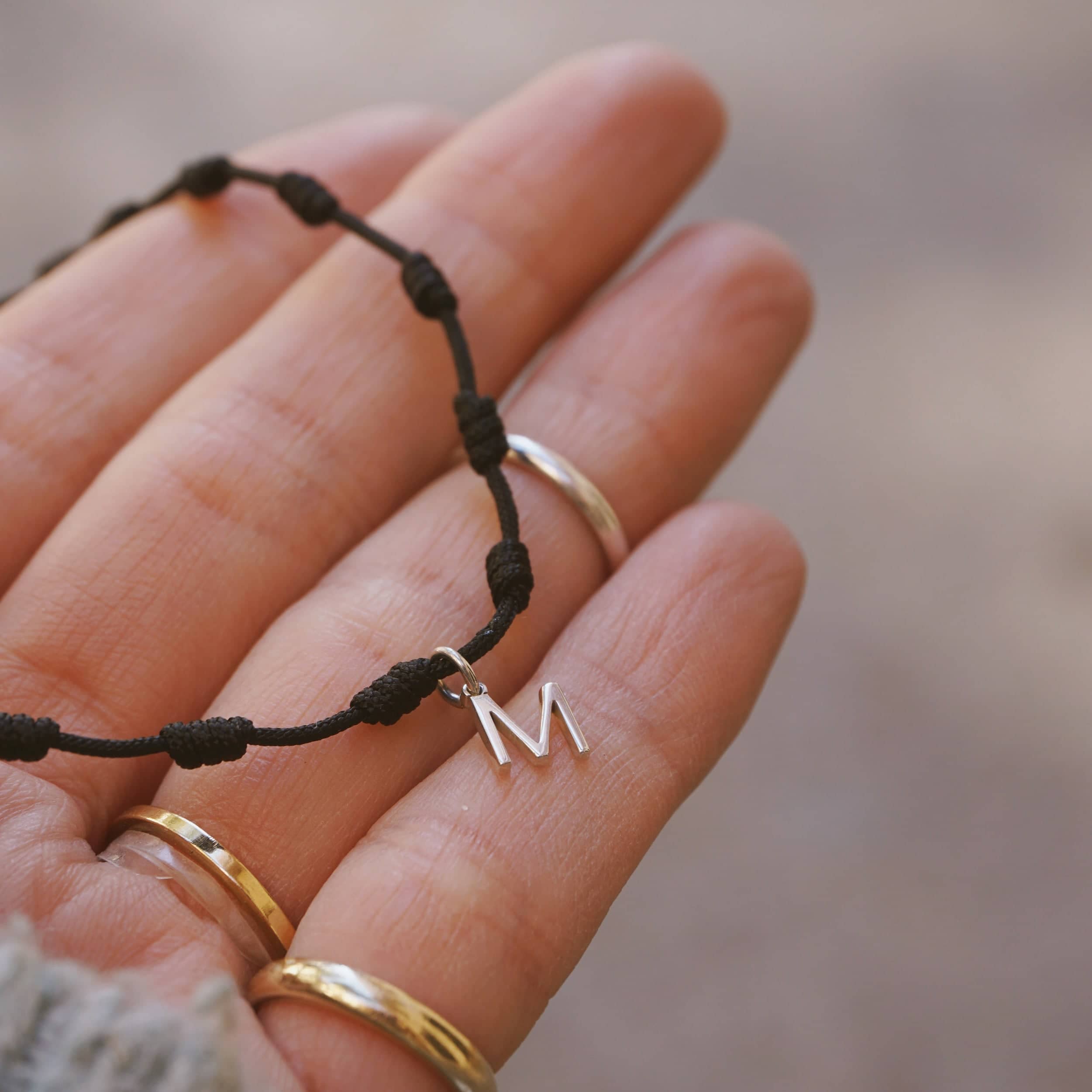 Pulsera Mini Letra Nuditos Plata - Image 3